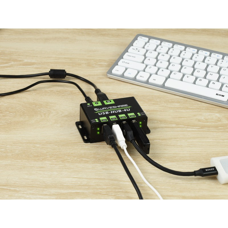 Hub Waveshare 20861 utilisé avec plusieurs périphériques USB, accessoires présentés à titre d’illustration