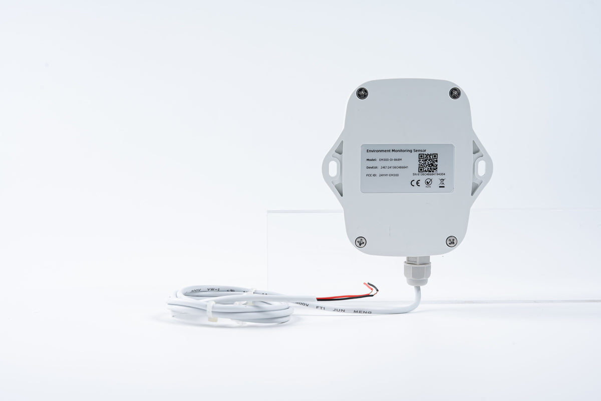 Face arrière du Milesight EM300-DI avec câble de raccordement