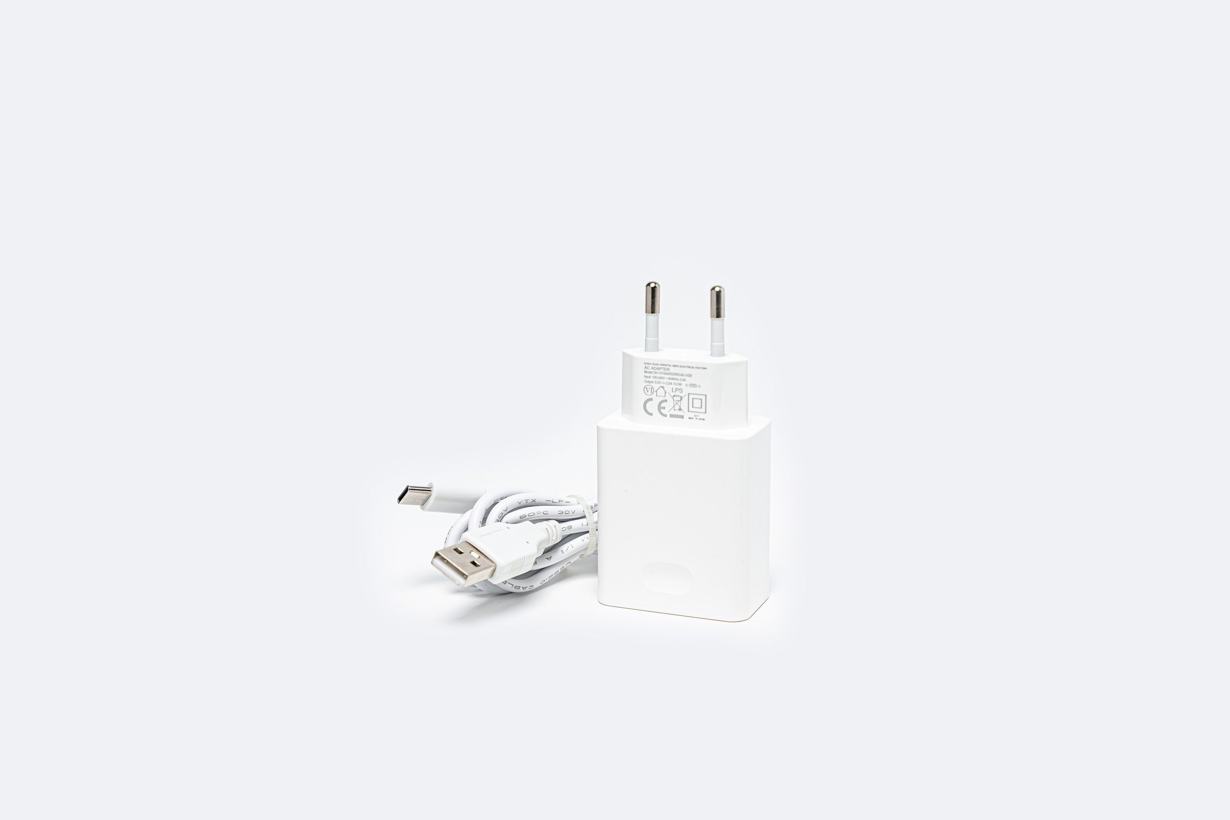 Adaptateur Milesight SP01 à prise européenne et câble USB-C disposés en vue de trois quarts