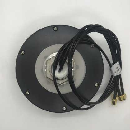 Face arrière de l’antenne Milesight YB0007BA avec écrou de fixation et câbles enroulés