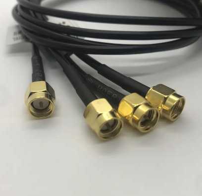 Gros plan sur les quatre connecteurs SMA de l’antenne Milesight YB0007BA