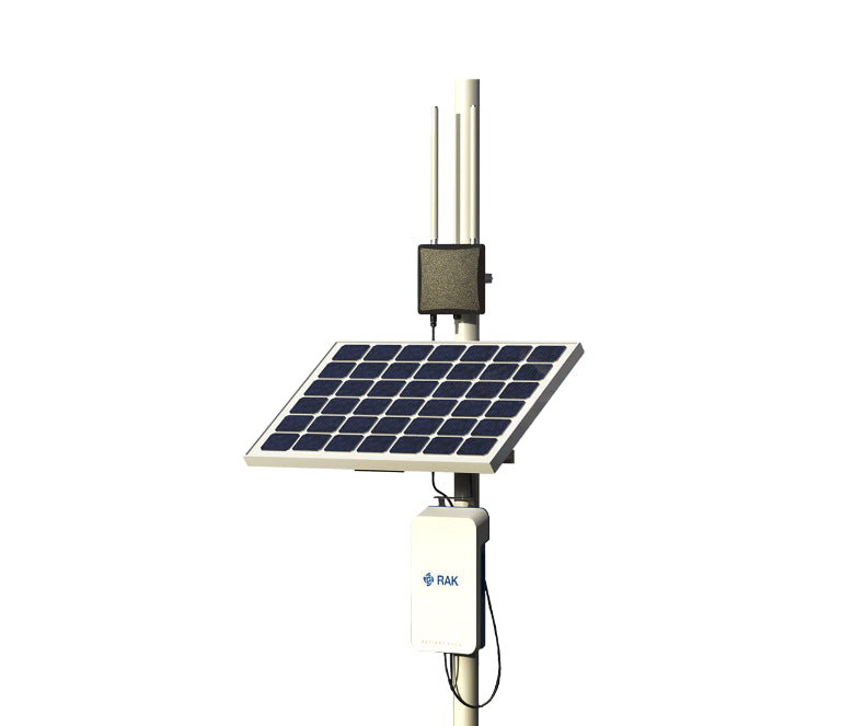 Kit RAK Battery Plus et panneau solaire en situation ; passerelle et antennes présentées pour illustrer l’installation, non incluses dans le kit
