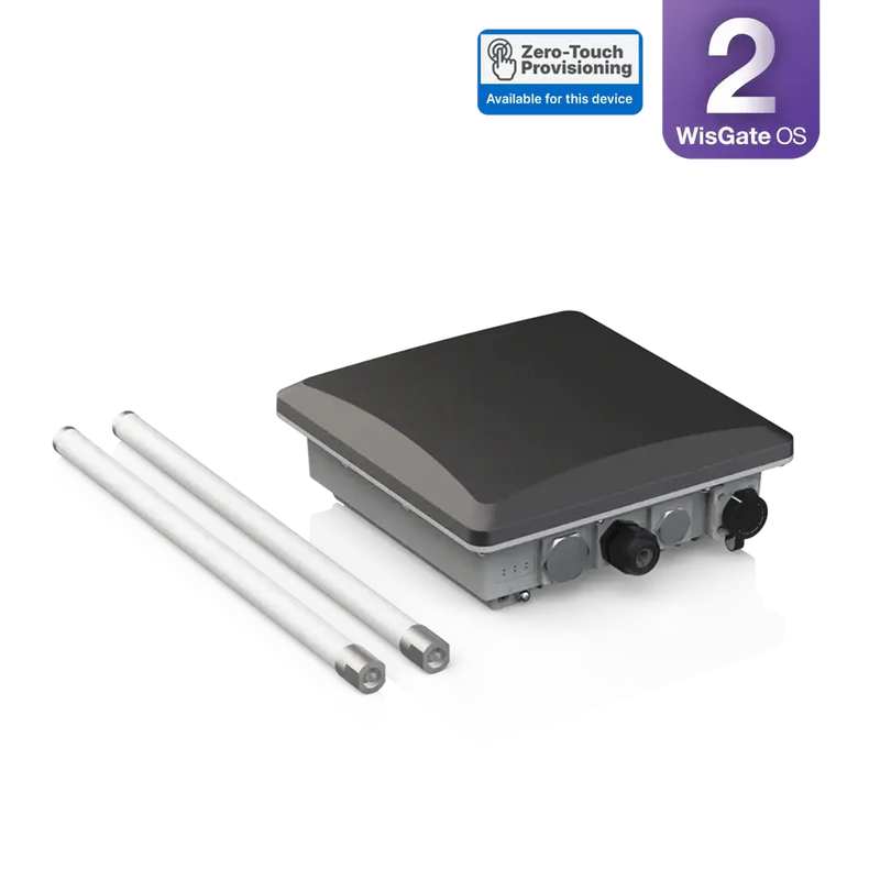 Passerelle LoRaWAN outdoor RAK7289CV2 avec vue sur les connecteurs et deux antennes
